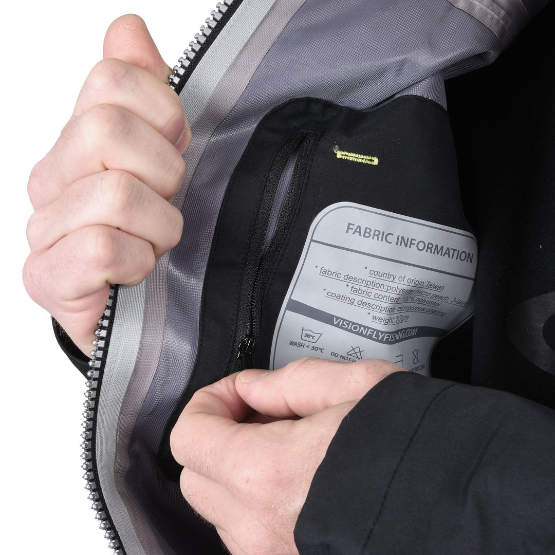 Vision Vene Jacket wasserdichte Angeljacke für Fliegenfischer, Robuste Vene Regenjacke zum Fliegenfischen in den Alpen, Vision Vene Jacket als äusserste Schicht beim Fliegenfischen, Fliegenfischer mit Vision Vene Jacket im Regen am Bergbach