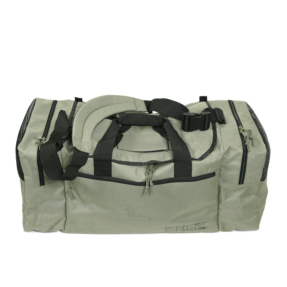 Vision All In One Bag Frontansicht Olive, Vision All In One Bag mit geöffnetem Hauptfach, Vision All In One Bag Endfächer für nasse Wathosen, Detail Schultergurt Vision All In One Bag, Vision All In One Bag Tragegriffe mit Klettverschluss, Fliegenfischer mit Vision All In One Bag am Fluss, Innenansicht Mesh-Taschen Vision All In One Bag, Vision All In One Bag Seitenfach für Zubehör